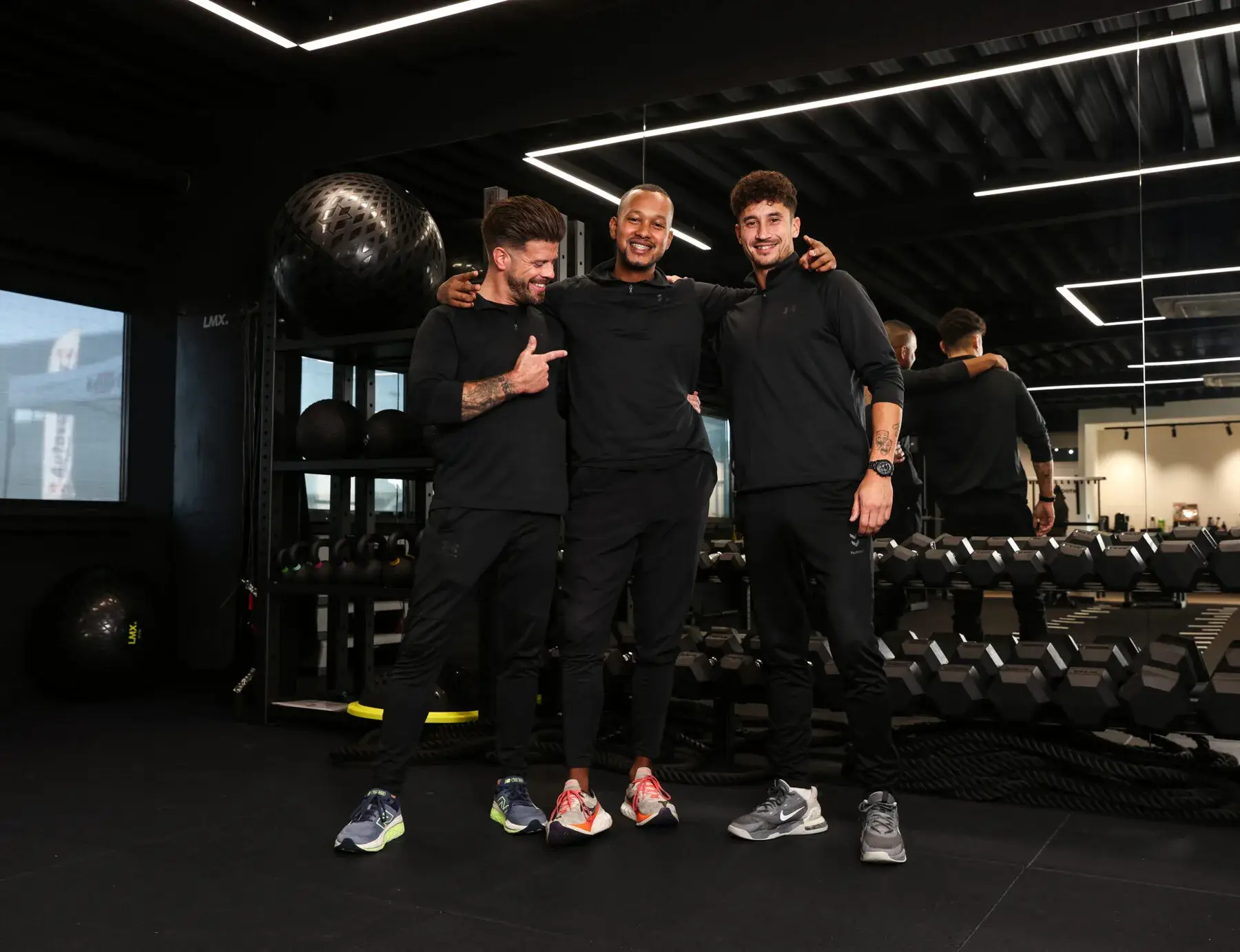 Stiven, Peter en Roy van All-in Lifestyle samen in de gym in Haarlem