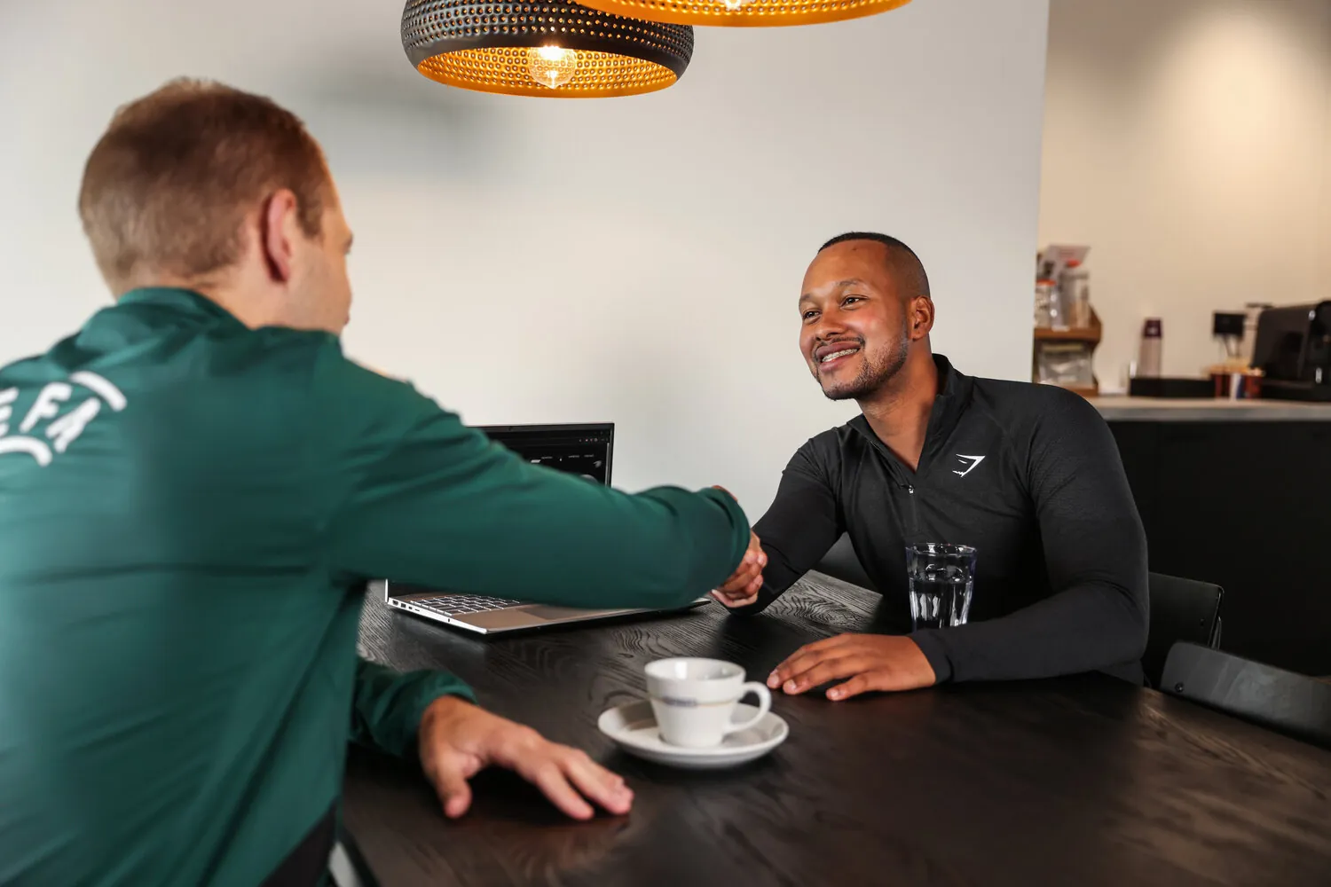 Kennismakingsgesprek aan tafel bij All-in Lifestyle in Haarlem